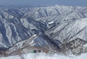 山々に囲まれた中間尾根頭のテンバ。