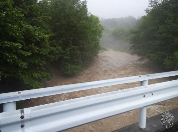 前夜の大雨で増水中の石狩川。1日延期。